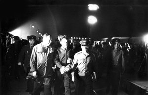 Venäjän kosmonautti Vladimir Komarovin viimeiset askeleet, Bykonorin kosmodromi, Usuru, ౨౩ huhtikuu tekijältä Unbekannt
