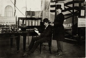 Lee DeForest (istuu) lähettää langattoman puhelinviestin sähköministeriössä vuoden 1904 maailmannäyttelyssä tekijältä Unbekannt