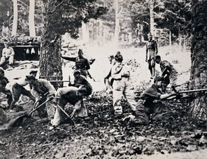 Legioonalaiset Sierran edessä leikkaamassa mäntyjä ja täyttämässä säkkejä suojatakseen vihollisen lentokoneita tekijältä Unbekannt