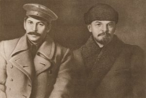 Lenin ja Stalin, maaliskuu 1919, 1939. tekijältä Unbekannt