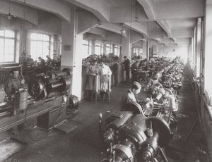 Linssien käsittely Optical Mechanical Associationin tehtaalla Pietarissa, 1916 tekijältä Unbekannt