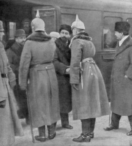 Leon Trotski saapumassa rauhanneuvotteluihin saksalaisten kanssa, Brest-Litovsk, 7. tammikuuta 1918 tekijältä Unbekannt