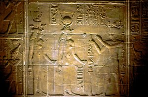 Muinaisen egyptiläisen Philaen temppelin kalkkikivirelief tekijältä Unbekannt