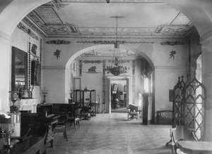 Olohuone Maryinon kartanossa, 1920-luvun alku tekijältä Unbekannt