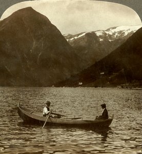 Katse Essefjordin poikki Tjugumista jääpeitteiseen Kjeipeniin, Norja, c1905. tekijältä Unbekannt