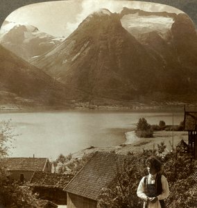 Katse Hjellestä hiljaisen Strynns-järven yli Skaala-vuoren jyrkkiin jäätikköihin, Norjaan, vuodelta 1905. tekijältä Unbekannt
