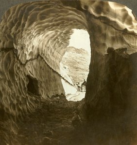 Katse lumitunnelin läpi juhannusmatkalla Dyreskard Passin yli, Norja., c1905. tekijältä Unbekannt