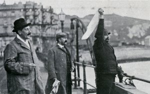 Louis Blériot Doverin laiturilla lennon jälkeen Englannin kanaalin yli 25. heinäkuuta 1909 tekijältä Unbekannt