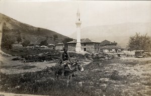 Makedoine, Kreikka: mies aasilla minareetin edessä - Postikortti 1914-1918 tekijältä Unbekannt