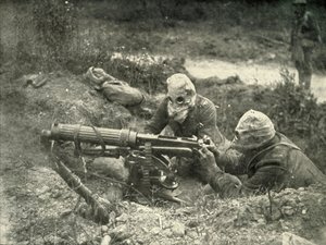 Konekiväärimiehet toiminnassa kaasukypäränsä päällään, 1919. tekijältä Unbekannt