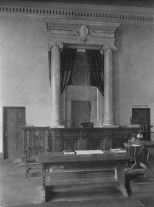 Tuomaripöytä oikeussalissa, Third District Court, New York City, 1924 tekijältä Unbekannt