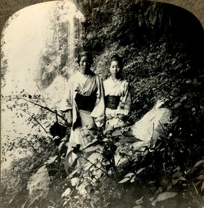 Maidens of the Land of the Rising Sun, Kogijoku-vesiputousten alla..., v1900. . tekijältä Unbekannt