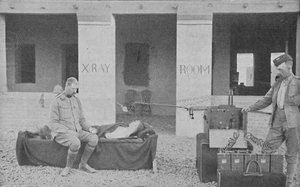 Majuri Battersby ja hänen järjestyksensä ottavat röntgenkuvan Soudanissa, c1890, 1910 tekijältä Unbekannt