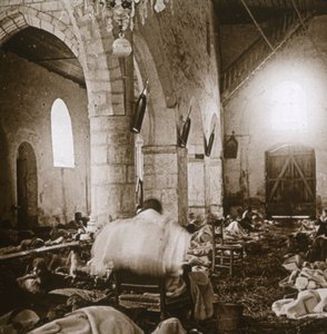 Väliaikainen sairaala kirkossa, Marne, Pohjois-Ranska, 1914 tekijältä Unbekannt