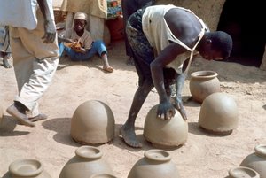 Ruukkujen valmistus ilman pyörää, Nigeria, 1966 tekijältä Unbekannt