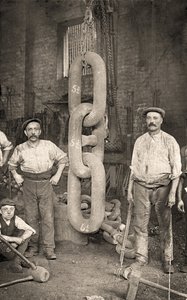 Titanicin ankkuriketjun valmistus Hingley & Sonsissa, n. 1909 (kuva) tekijältä Unbekannt