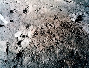 Miehitetty avaruuslento, USA, Apollo 17 Oranssi maaperä kuussa tekijältä Unbekannt