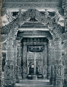 Marmoriveistos Jain-temppelin sisäänkäynnillä Dilwarassa, Mount Abu, c1100. tekijältä Unbekannt