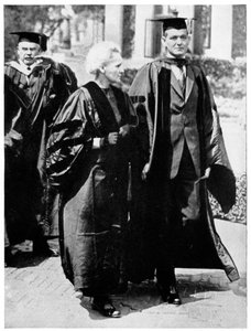 Marie Curie, puolalaissyntyinen ranskalainen fyysikko vuonna 1921. tekijältä Unbekannt