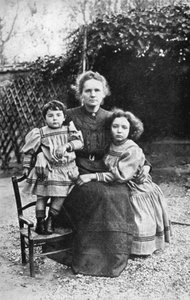 Marie Curie, puolalaissyntyinen ranskalainen fyysikko tyttäriensä Eve ja Irene kanssa, 1908 tekijältä Unbekannt