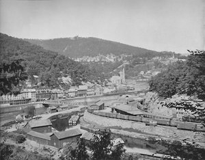 Mauch Chunk, Pennsylvania, jossa näkyy Mount Pisgah, vuodelta 1897. tekijältä Unbekannt