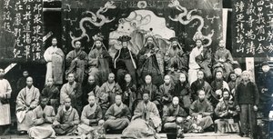 Buddhalaisen luostarin esimiesten kokous Kiinassa, 1800-luvun lopulla (m/v kuva) tekijältä Unbekannt