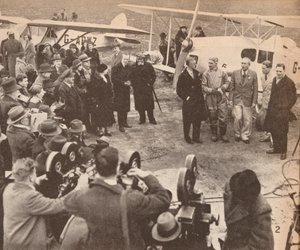 Retkikunnan jäsenet Hestonin lentokentällä, 17. helmikuuta 1933, juuri ennen lähtöä Intiaan, c1 tekijältä Unbekannt