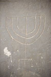 Menora (Menorah) kaiverrettu vanhaan hautakiveen, Budapest, Hongrie tekijältä Unbekannt