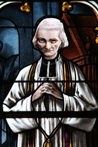 Mezillesin kirkko. Lasimaalaus. Pyhä John Mary Vianney. Cure of Ars. Ranska - Abbe Jean Marie Vianney (Vianey, Viannay, Viennet), joka tunnetaan nimellä Cure d