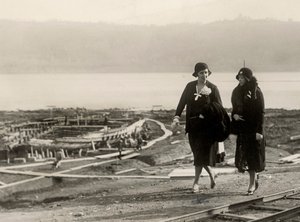 Millicent Veronica Willison, William Randolph Hearstin vaimo, vierailee muinaisten roomalaisten alusten palauttamiseksi Nemi-järvestä, n. 1930 (m/v kuva) tekijältä Unbekannt