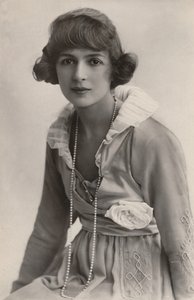 Neiti Julia James, 1890-1964, c1930. tekijältä Unbekannt