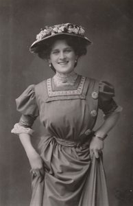 Neiti Zena Dare, 1887-1975, c1930. tekijältä Unbekannt