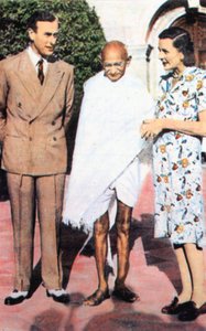 Mohandas Karamchand Gandhi 1869-1948 Lordin ja Lady Mountbattenin välissä tekijältä Unbekannt