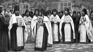 Kreikkalaisen kirkon munkit kantamassa liturgiaa, Kreikka, 1922 tekijältä Unbekannt