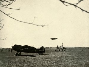 Morane 406 Vassincourtin lentoasemalla ranskalaisen Curtiss Hawkin ja Hurricanen kanssa, 1939-1940, 1941. tekijältä Unbekannt