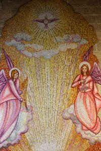 Mosaiikki Sacro Cuore di Gesun kirkossa: enkelit ja pyhä henki, Gallipoli, Italia tekijältä Unbekannt