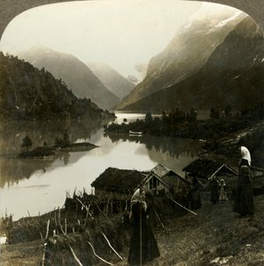 Vuoristoseinämäinen Loen-järvi - kauneudeltaan ja loistoltaan vertaansa vailla - Setenin maatilalta, Norjasta, vuodelta 1905. tekijältä Unbekannt