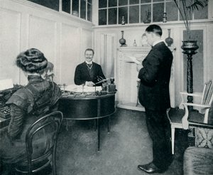 Herra Sandow osallistuu päiväkohtaiseen kirjeenvaihtoonsa, c1898 tekijältä Unbekannt