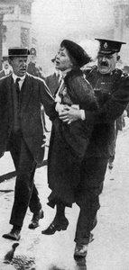 Rouva Pankhurst, pidätetty Buckinghamin palatsin edessä, Lontoo, 1914, 1935 tekijältä Unbekannt