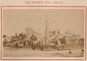 Pariisin kunta (1871): näkymä Point-du-Jour-alueen raunioihin Pariisissa toukokuussa 1871. Valokuva Pierre Pepetitista. Tulostus kartongille, himmennys. 9x5,4 cm tekijältä Unbekannt