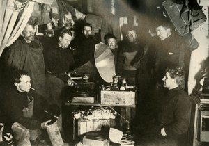 Musiikki mökissä, c1908, 1909. tekijältä Unbekannt