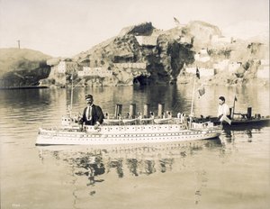 Merivoimien näyttely Haukassa. Kaksi sotamiestä ja heidän operaattorinsa. 1904 maailmannäyttely tekijältä Unbekannt