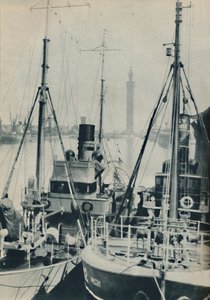 Naval Trawler, HMS Liffy Grimsbyn kalastusaluksen rinnalla Grimsby Docksissa, 1937 tekijältä Unbekannt