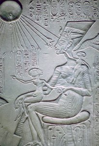 Nefertiti ja kaksi hänen tytärtään tekijältä Unbekannt