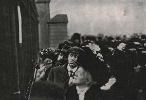 Virallinen ilmoitus kuningas Edward VII:n kuolemasta lähetettiin Buckinghamin palatsin ulkopuolelle toukokuussa 1910. tekijältä Unbekannt