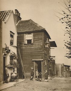 Vanhat talot Highgatessa, joiden ovista kyläläiset katselivat linja-autoja, n. 1935. tekijältä Unbekannt