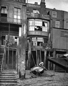 Vanha pubi Thames-joella, Lontoo, 1926-1927 tekijältä Unbekannt