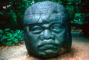 Olmecin kaiverrettu pää La Ventasta, esikolumbialaisesta Keski-Amerikasta, 1150-800 eaa. tekijältä Unbekannt