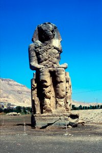 Yksi Memnonin kolossista, lähellä Kuninkaiden laaksoa, Egypti, 1300-luku eKr. tekijältä Unbekannt