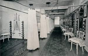 Yksi tilavista harjoitussaleista, n. 1898 tekijältä Unbekannt